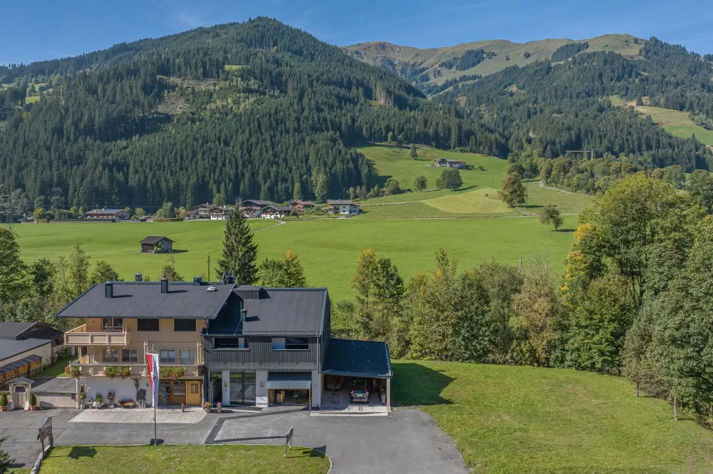 KITZIMMO-Baugrundstück mit Baugenehmigung in Aurach bei Kitzbühel.