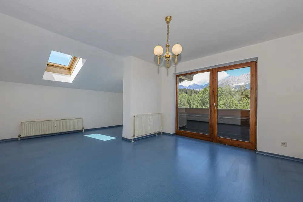 KITZIMMO-Dachgeschosswohnung in Ruhelage mit Kaiserblick kaufen - Immobilien Oberndorf.