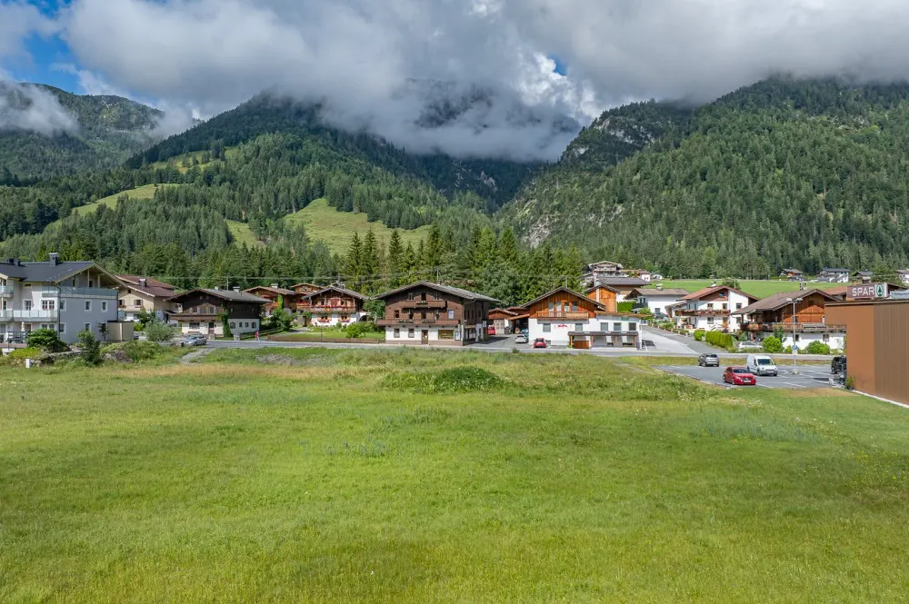 KITZIMMO-Grundstück mit Baugenehmigung für 15 Wohnungen & 1 Geschäft - Immobilien St. Ulrich.