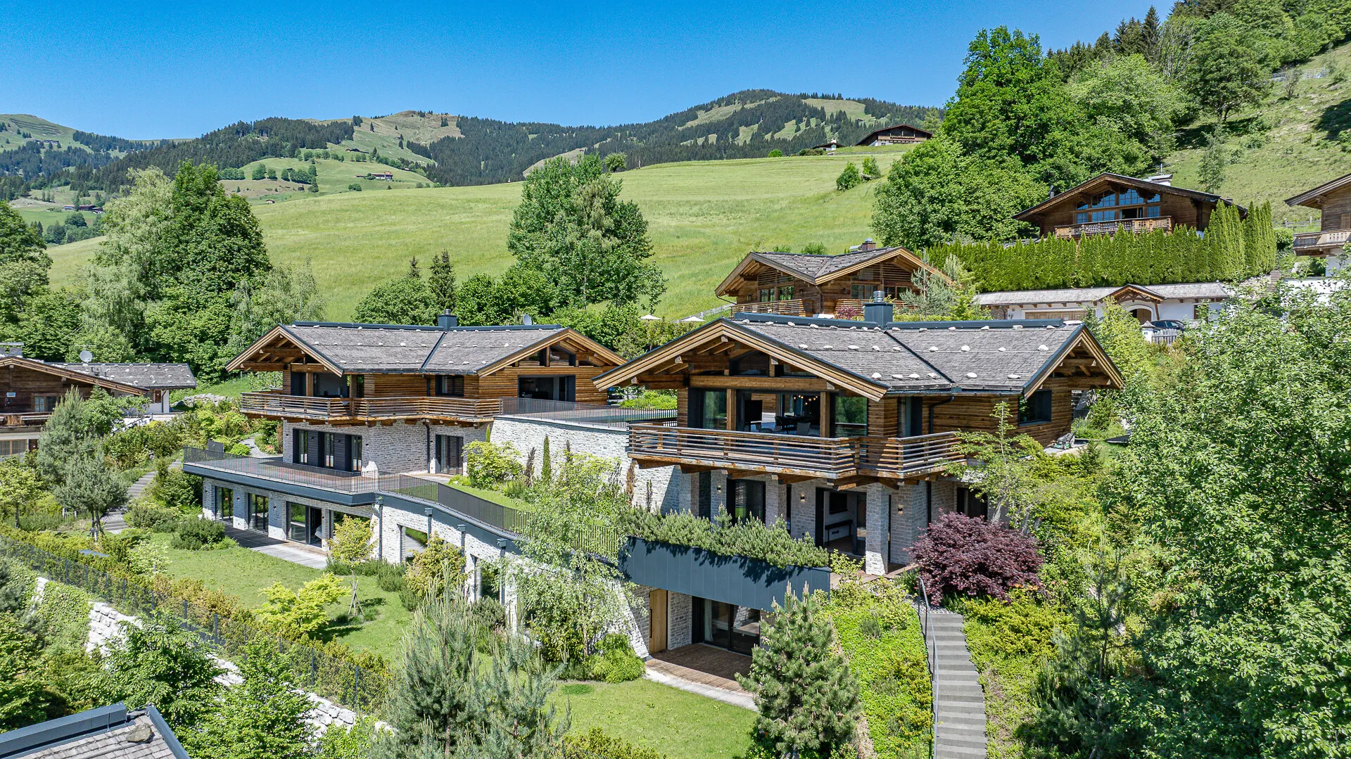 KITZIMMO-Einzigartige Luxusvilla mit Gästehaus in prominenter Toplage - Immobilien Aurach.