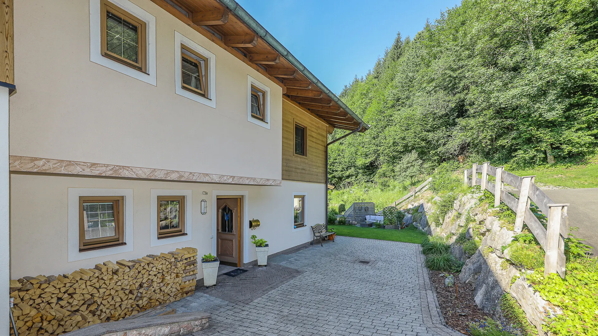KITZIMMO-Eckreihenhaus in sonniger Ruhelage mit Panorama-Ausblick - Immobilien Brixen.